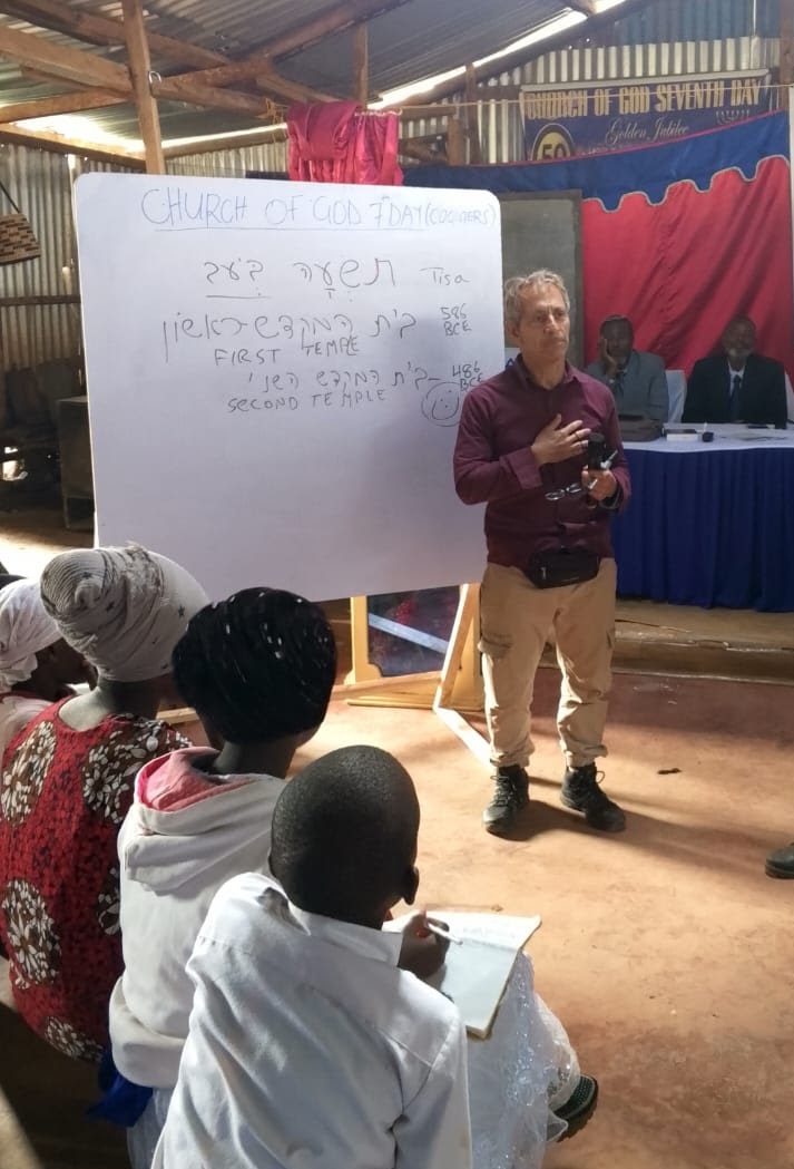 Dan Goldstein teaching the Hebrew reading levels in a live class